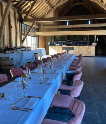 Roze thema voor een feest in feestzaal 't oud gebinte in het West-Vlaamse Izegem